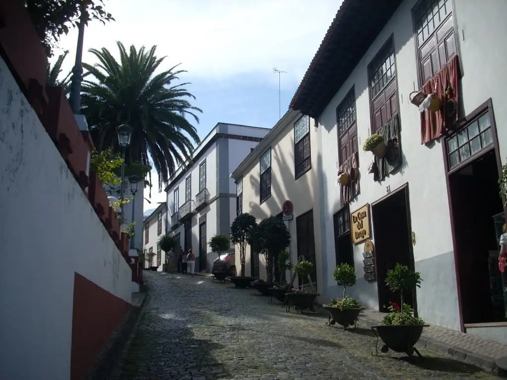 Traditional Canarian houses on a cobbled street in Icod de los Vinos